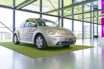 Teaser ein-auto-zwei-jubilaeen-volkswagen-new-beetle-%E2%80%9Eexpo-2000-feiert-als-klassiker-des-monats-mit-der-autostadt